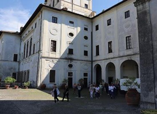italy/rome/attraction/palazzo-chigi-ariccia