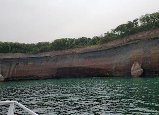 michigan/pictured-rocks-national-lakeshore/attraction/munising-bay