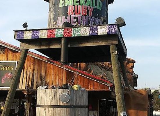 tennessee/great-smoky-mountains/attraction/pigeon-forge-gem-mine