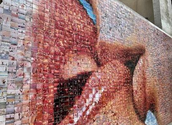 spain/barcelona/attraction/el-mon-neix-en-cada-besada