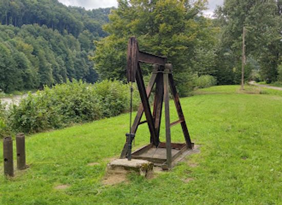 poland/bieszczady-mountains/attraction/tabliczka-pamiatkowa-poswiecona-wydobyciu-ropy-naftowej