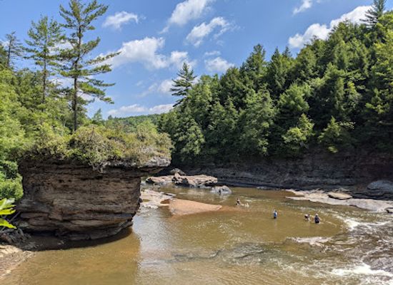 maryland/swallow-falls-state-park/attraction/riverside-rock-overhang