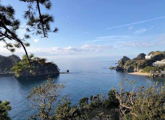 japan/izu/attraction/dougashima-sea-cave-skylight