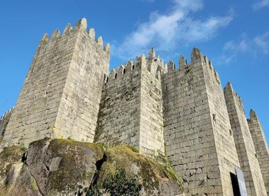 portugal/guimaraes/attraction/guimaraes-castle