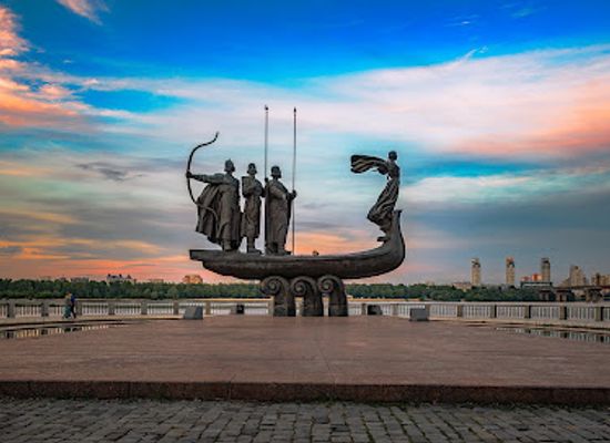 ukraine/kyiv/pechersk/attraction/kyiv-founders-monument