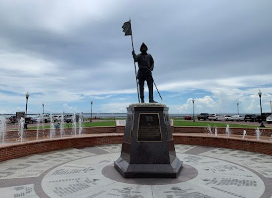 florida/pensacola-beach/attraction/plaza-de-luna-memorial-monument