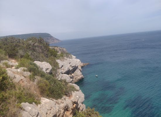 portugal/arrabida-natural-park/attraction/sesimbra-beach