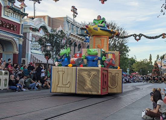 california/anaheim/downtown-disney-district/attraction/main-street-usa