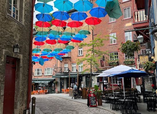 canada/quebec/attraction/umbrella-alley