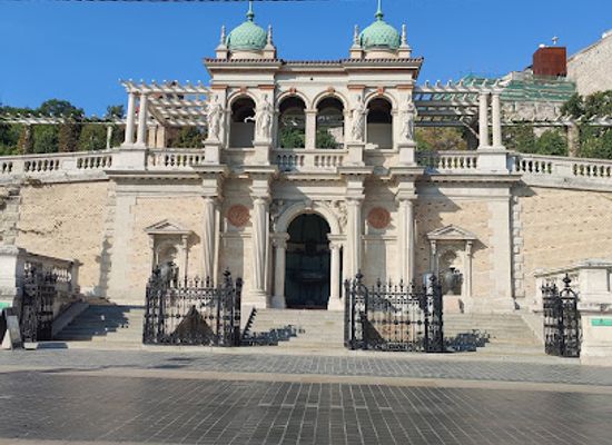 hungary/budapest/castle-district/attraction/varkert-bazar