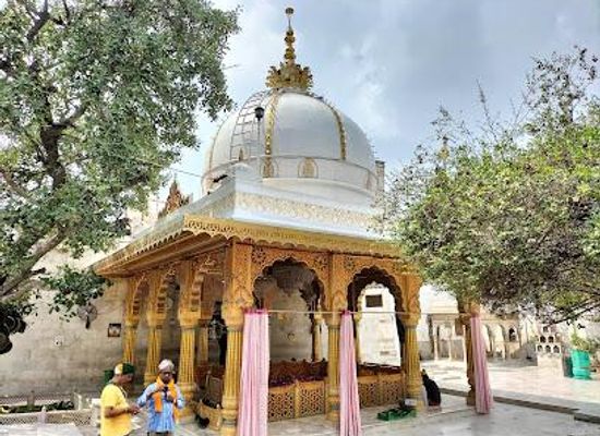 india/delhi/attraction/dargah-hazrat-qutubuddin-bakhtiyar-kaki-mehrauli