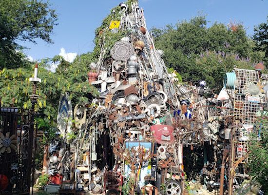 texas/central-texas/attraction/cathedral-of-junk