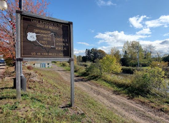michigan/upper-peninsula/attraction/us-45-1300-mile-long-sign