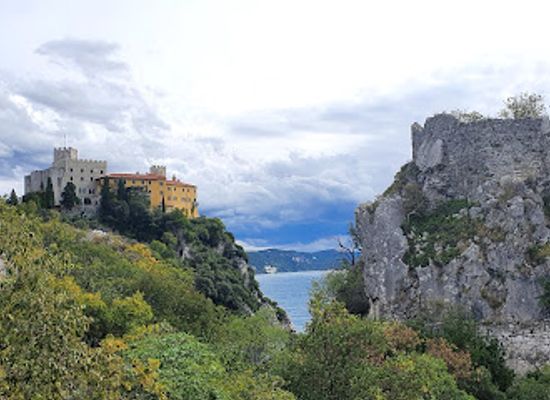 slovenia/mura/attraction/duino-castle-devinski-grad