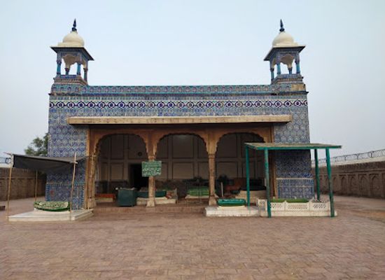 pakistan/multan/attraction/tomb-bibi-pak-mai