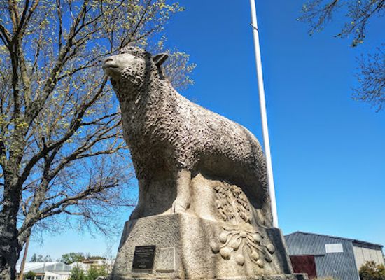 australia/new-england/attraction/the-big-lamb