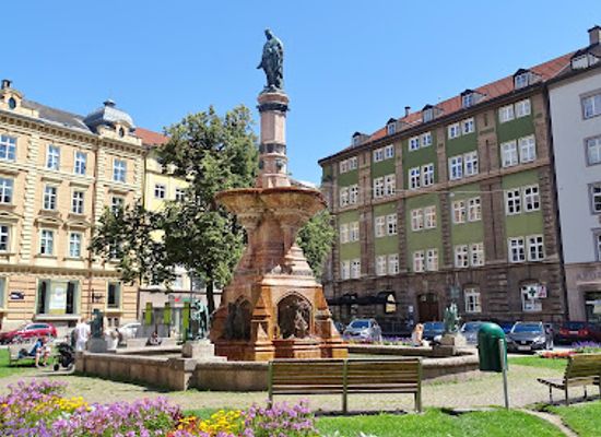austria/innsbruck/attraction/rudolfsbrunnen