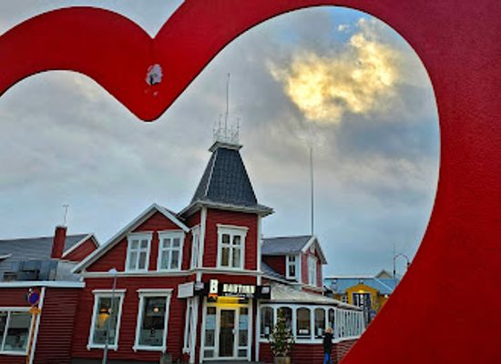 iceland/akureyri/attraction/loveakureyri-sign