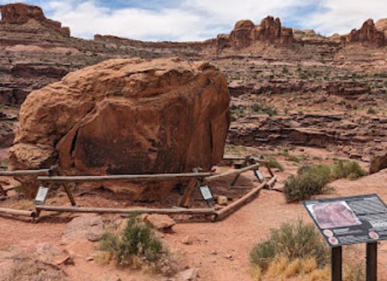 utah/moab/attraction/birthing-scene-petroglyph