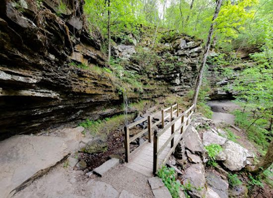 arkansas/devil-s-den-state-park/attraction/devil-s-den-trail