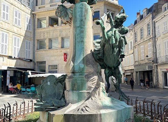 france/la-rochelle/grosse-horloge/attraction/place-des-petits-bancs
