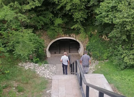 georgia/khevsureti/attraction/navenakhevi-cave
