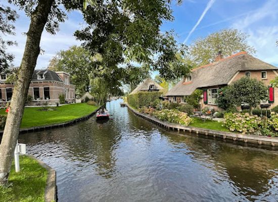 netherlands/giethoorn/attraction/standbeeld-albert-mol