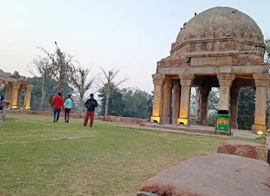 india/delhi/south-extension/attraction/darya-khan-s-tomb
