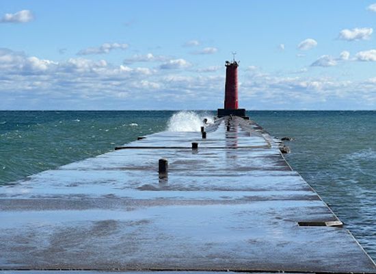 wisconsin/eastern-ridges-and-lowlands/attraction/sheboygan-breakwater-lighthouse