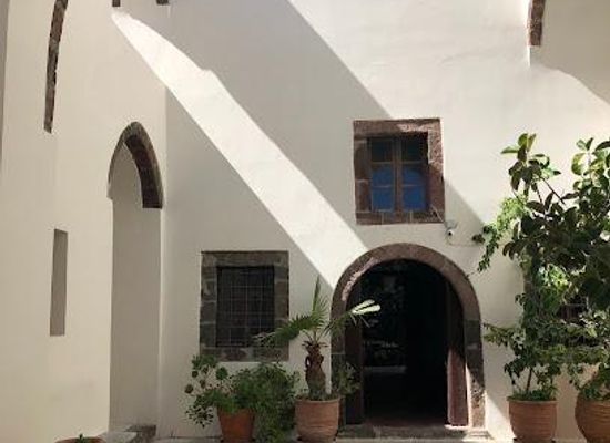 greece/santorini/attraction/megaro-gizi