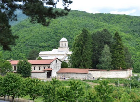 kosovo/has/attraction/monastery-visoki-decani
