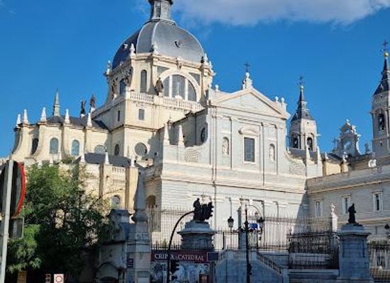spain/madrid/landmark/catedral-de-santa-maria-la-real-de-la-almudena
