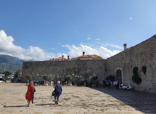 montenegro/budva-riviera/attraction/budva-trg-pjesnika-platz-der-dichter