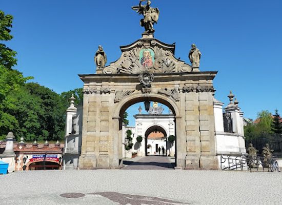 poland/czestochowa/attraction/fontanna-dziewczynka-z-golebiami