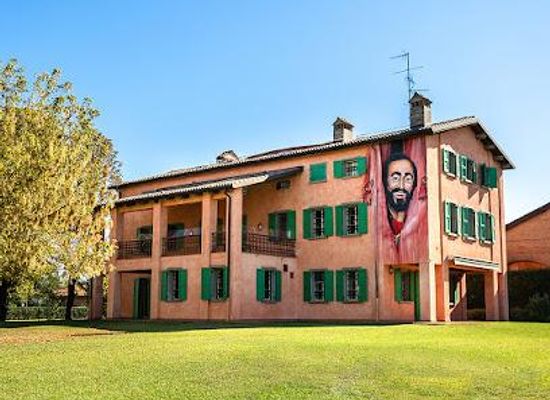 italy/modena/attraction/casa-museo-luciano-pavarotti