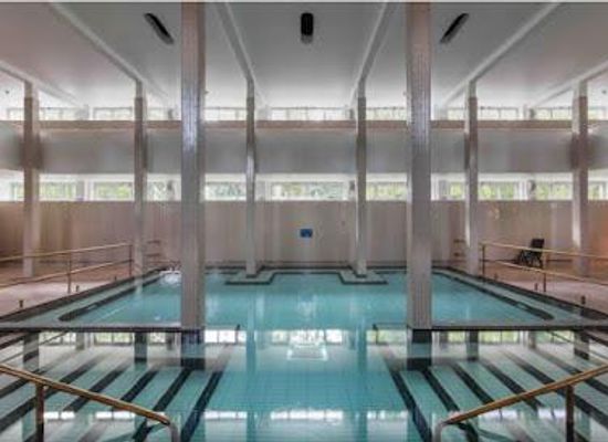 hungary/budapest/attraction/palatinus-strand-baths