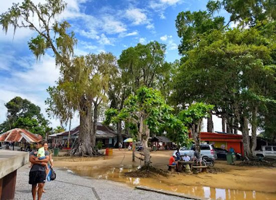 suriname/para-district/attraction/domburg-waterkant