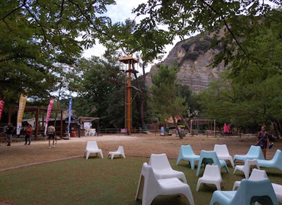 france/languedoc/attraction/hold-on-to-the-branches