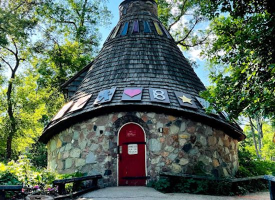 canada/winnipeg/attraction/the-witch-s-hut