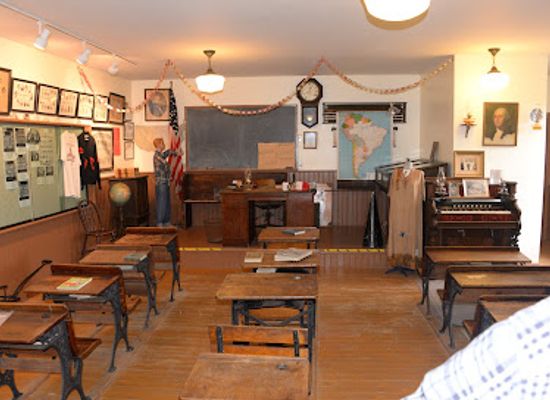 michigan/sleeping-bear-dunes-national-lakeshore/attraction/empire-area-museum