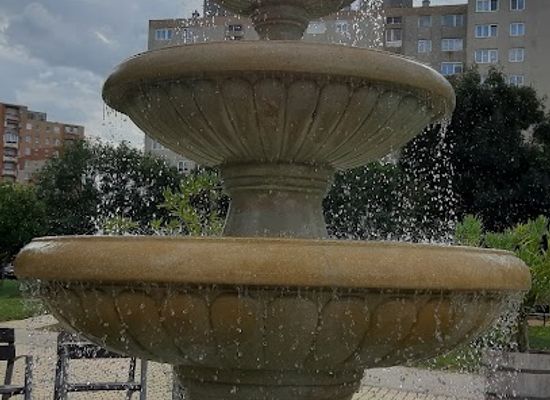 hungary/szekesfehervar/attraction/szokokut-3-tallal-es-lotusz-vizkopovel