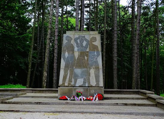 slovakia/trencin/attraction/cintorin-hrdinov-na-brezine