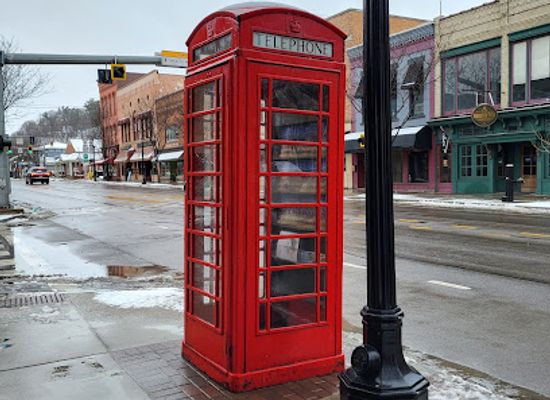 new-york/watkins-glen/attraction/watkins-glen-s-red-phone-booth