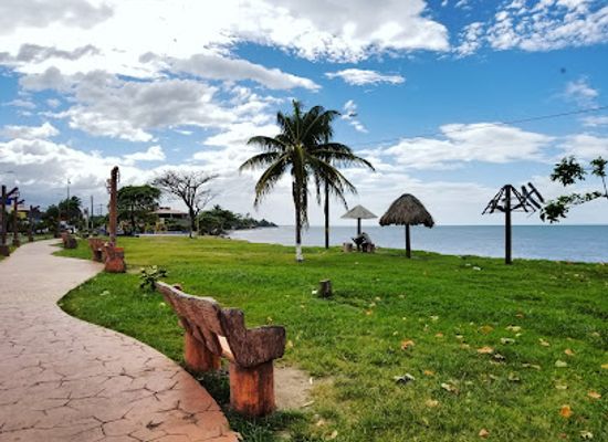 honduras/cayos-cochinos/attraction/paseo-de-los-ceibenos