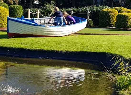guernsey/brecqhou/attraction/oatlands-village