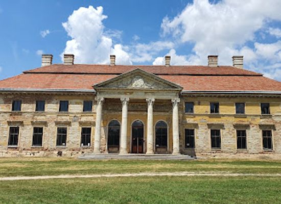 hungary/central-transdanubia/attraction/cziraky-mansion-in-lovasbereny