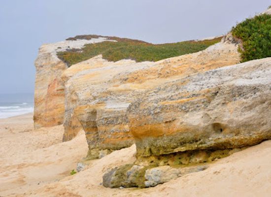 portugal/peniche/attraction/praia-do-pico-da-mota