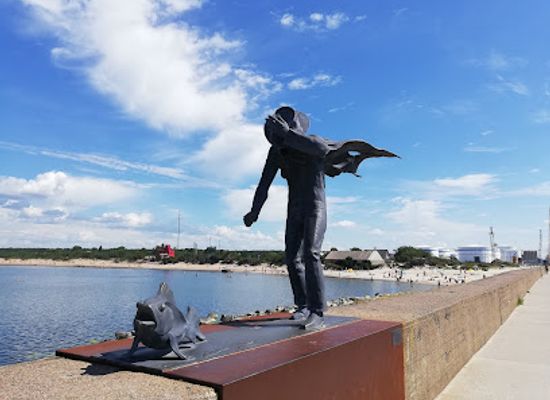 lithuania/samogitia/attraction/skulptura-pasivaiksciojimas-su-zuvimi