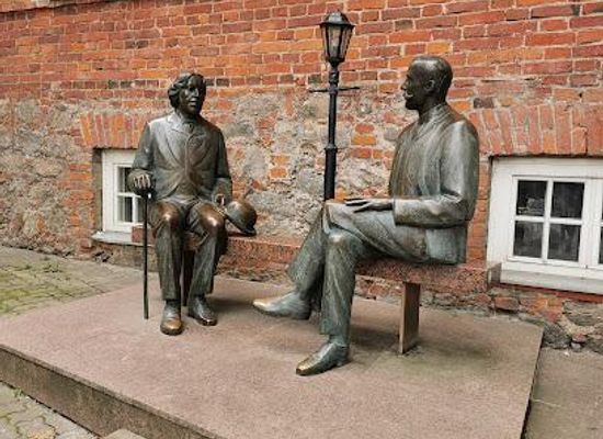 estonia/otepaa-ski-resort/attraction/sculpture-oscar-wilde-and-eduard-vilde