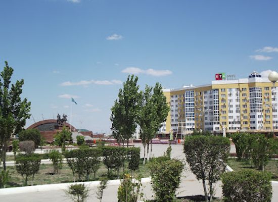 kazakhstan/central-kazakhstan/attraction/isatay-and-makhambet-square